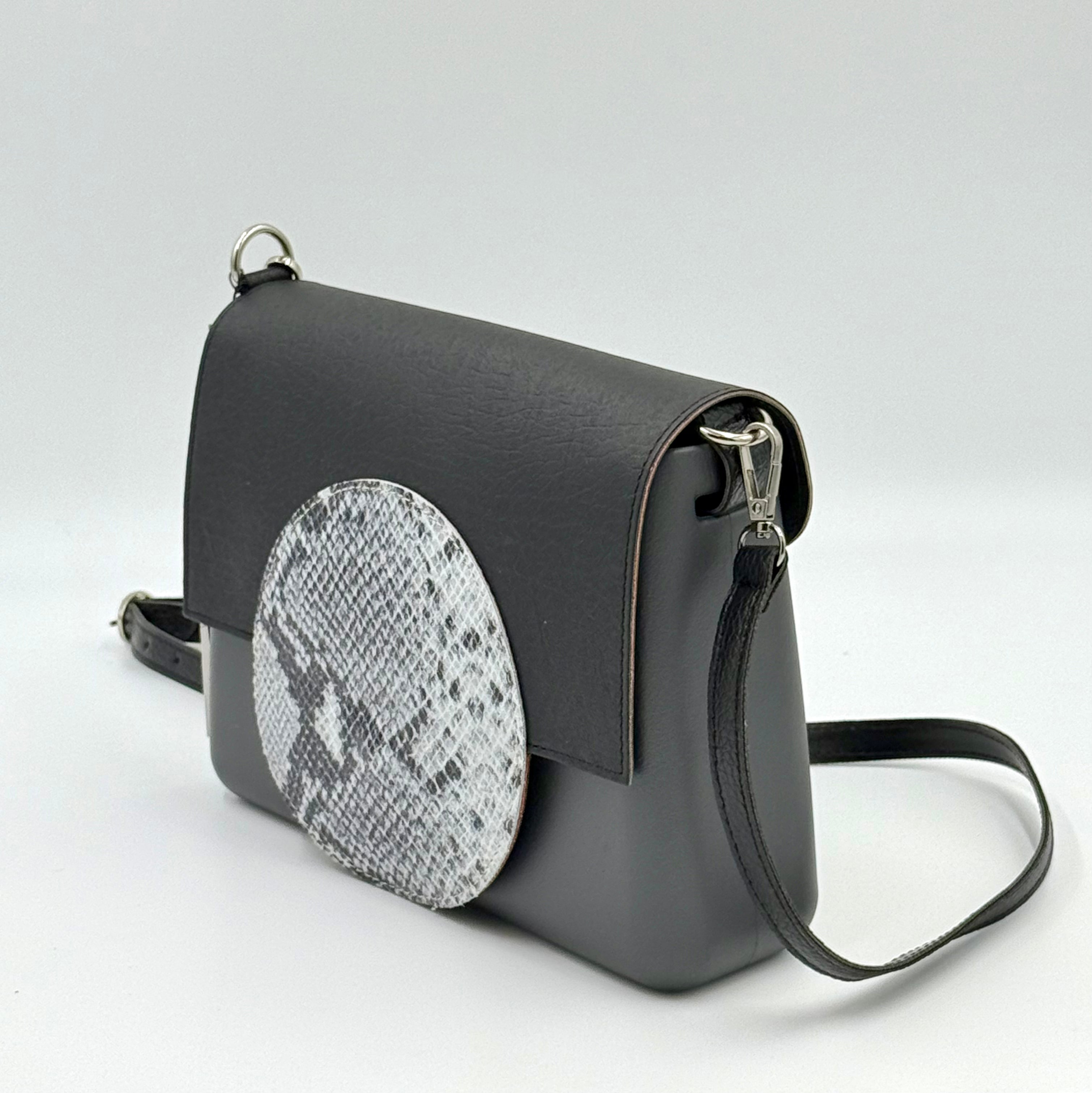 O bag Glam – grey-black bag with black strap, snakeskin pattern flap detail (without lining)