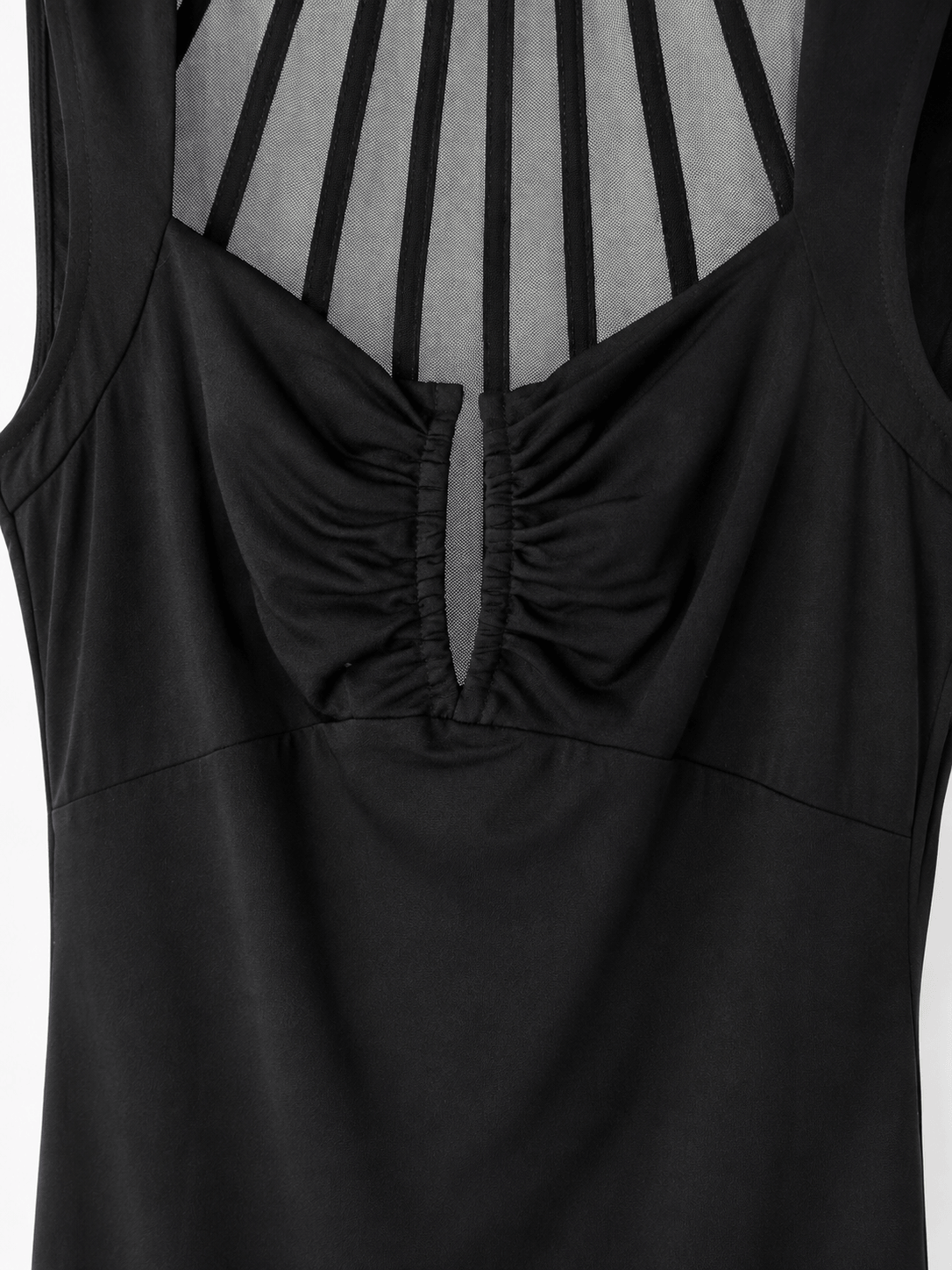 Marciano by Guess – czarna dopasowana sukienka z siateczkową wstawką – zbliżenie detali
