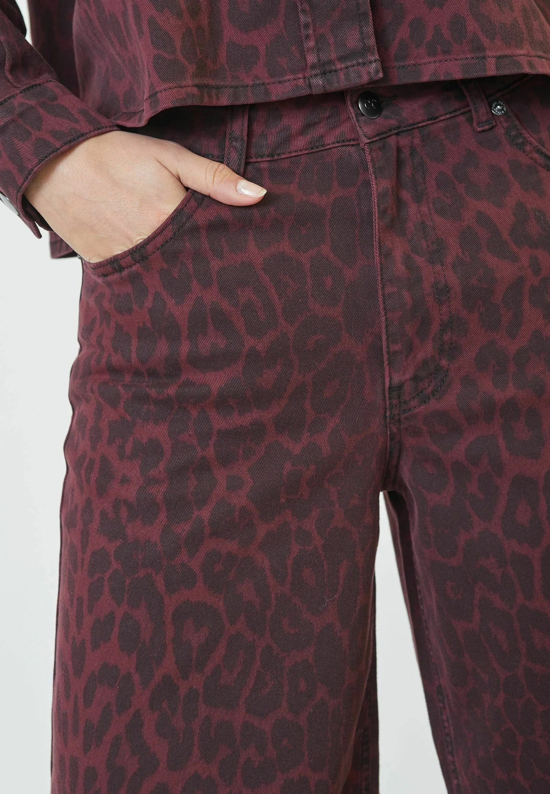 Co'couture Leocc – czarne jeansy z szerokimi nogawkami w zwierzęcy wzór