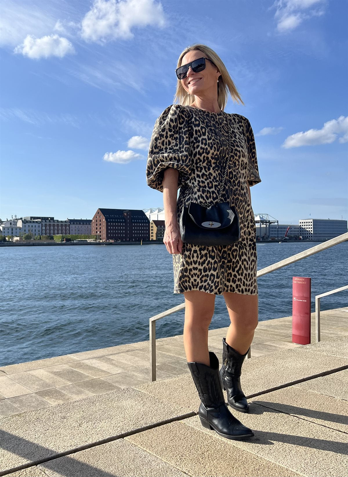 Co'couture Leo CC – krótka sukienka z bufkami w szarą panterkę