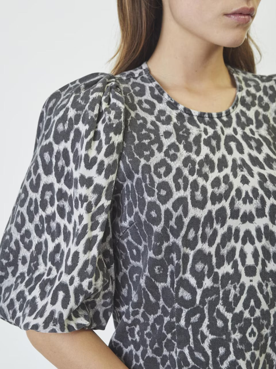 Co'couture Leo CC – krótka sukienka z bufkami w szarą panterkę