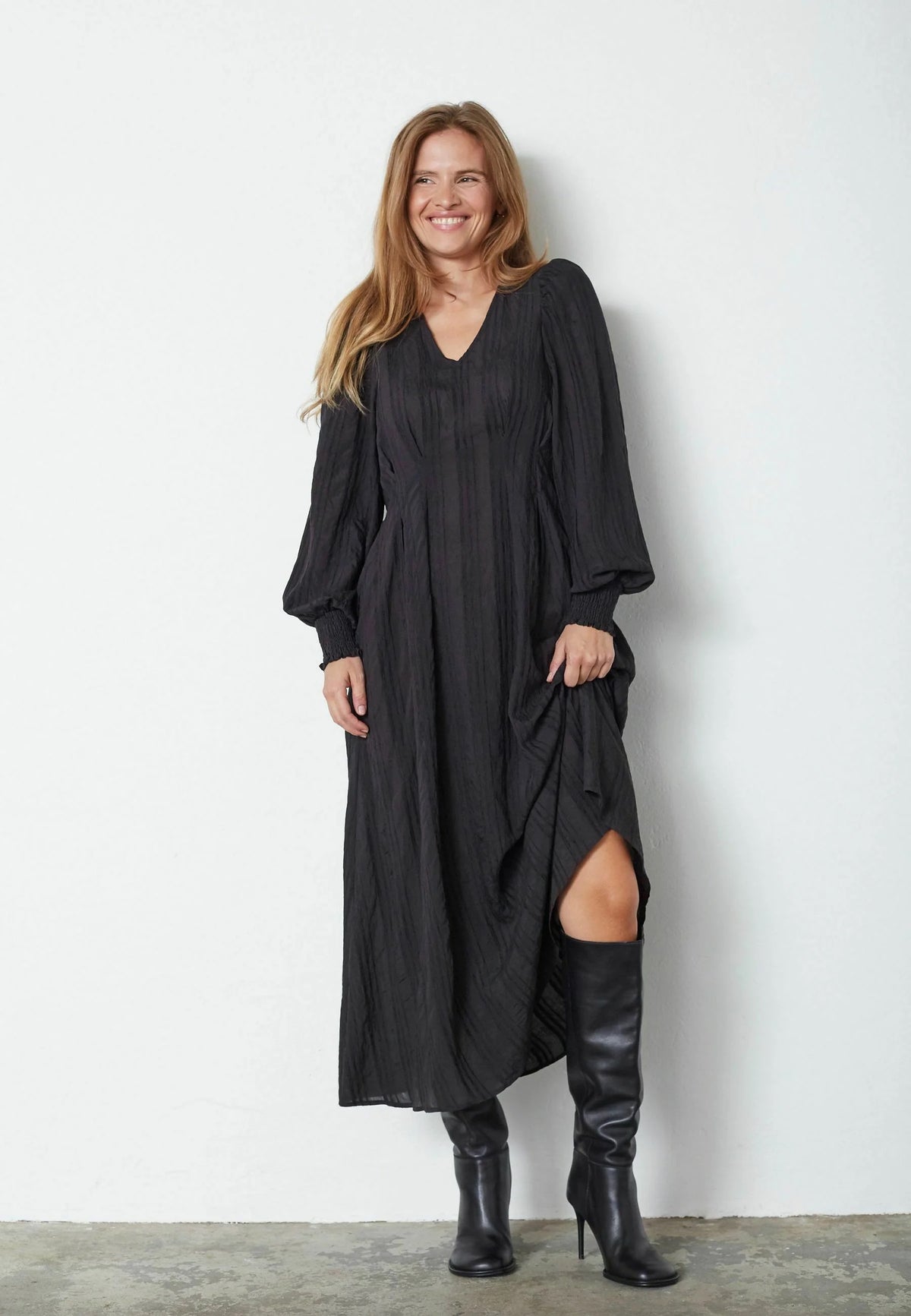 Co'couture Kesi CC – czarna drapowana sukienka midi