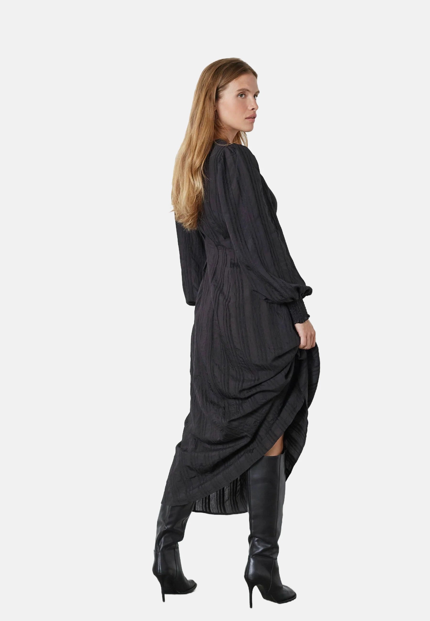 Co'couture Kesi CC – czarna drapowana sukienka midi