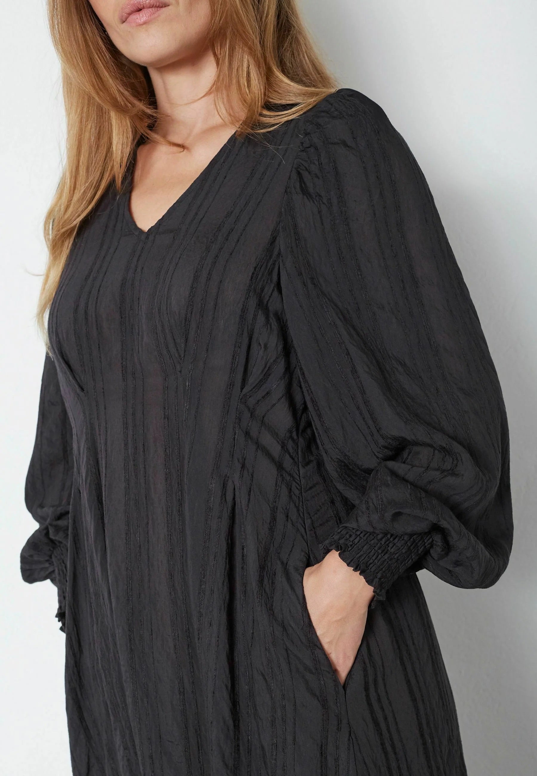 Co'couture Kesi CC – czarna drapowana sukienka midi