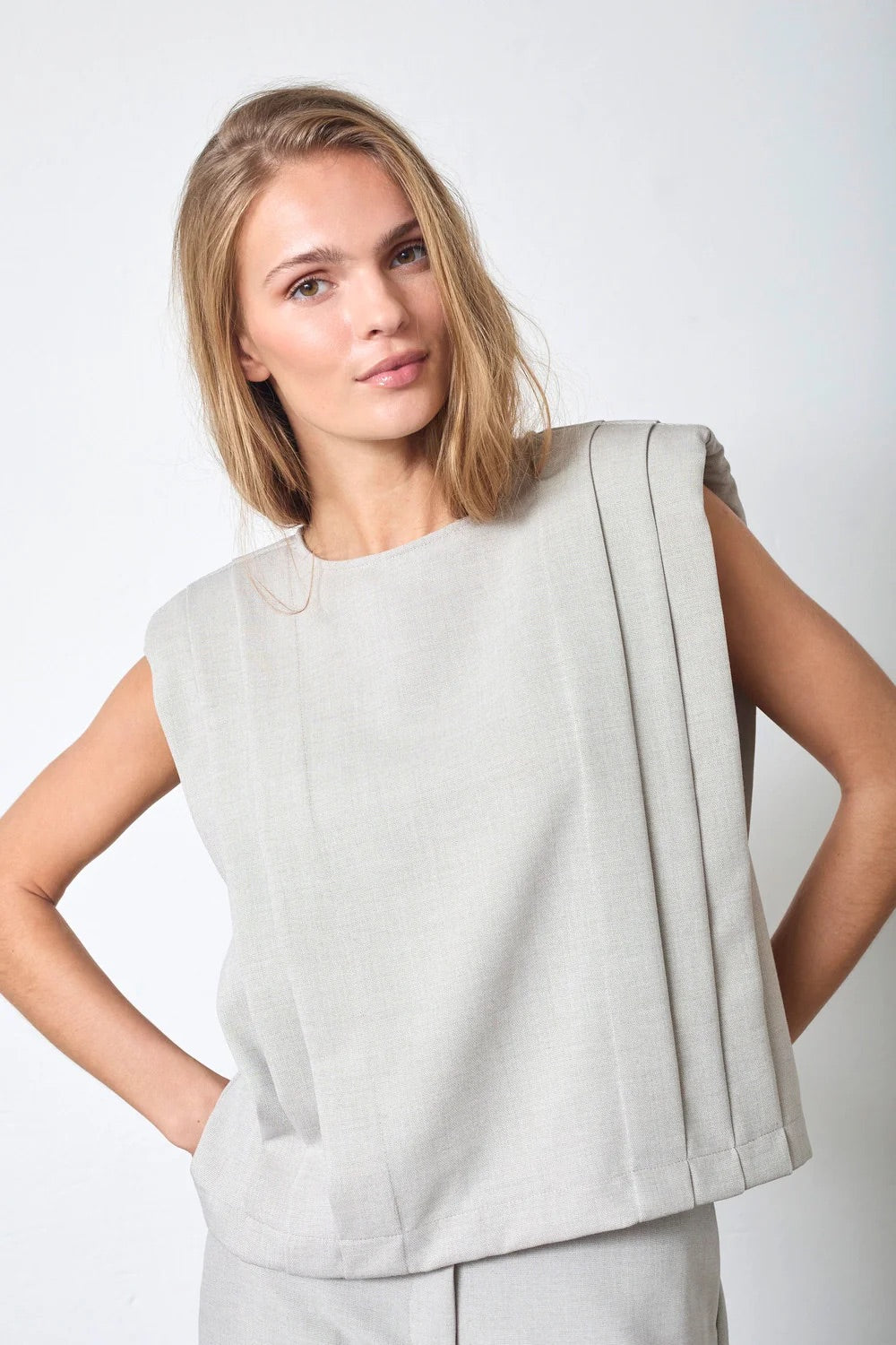 Co'couture Mava CC – top z zakładkami i poduszkami na ramionach – Bone