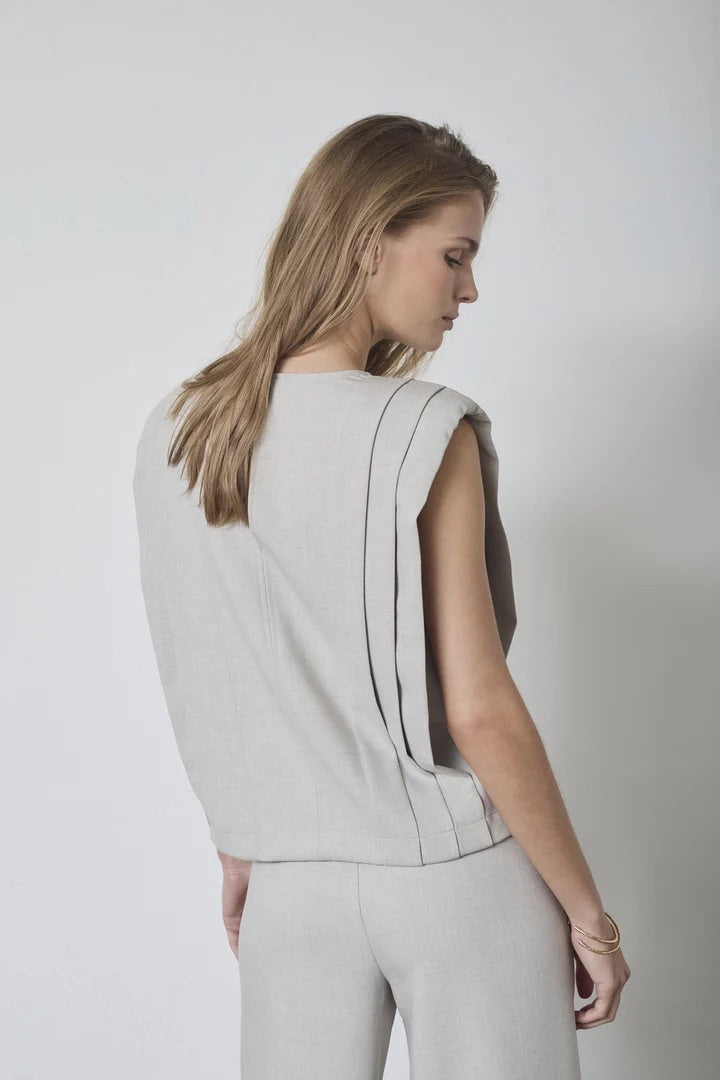 Co'couture Mava CC – top z zakładkami i poduszkami na ramionach – Bone