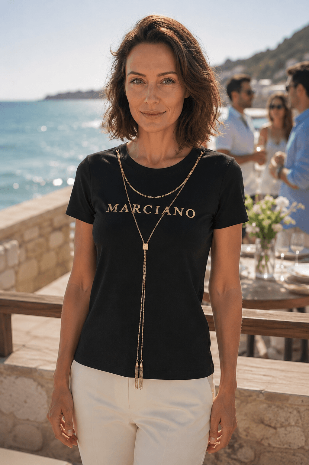 Marciano by Guess – czarny T-shirt z logo i złotym naszyjnikiem łańcuszkowym