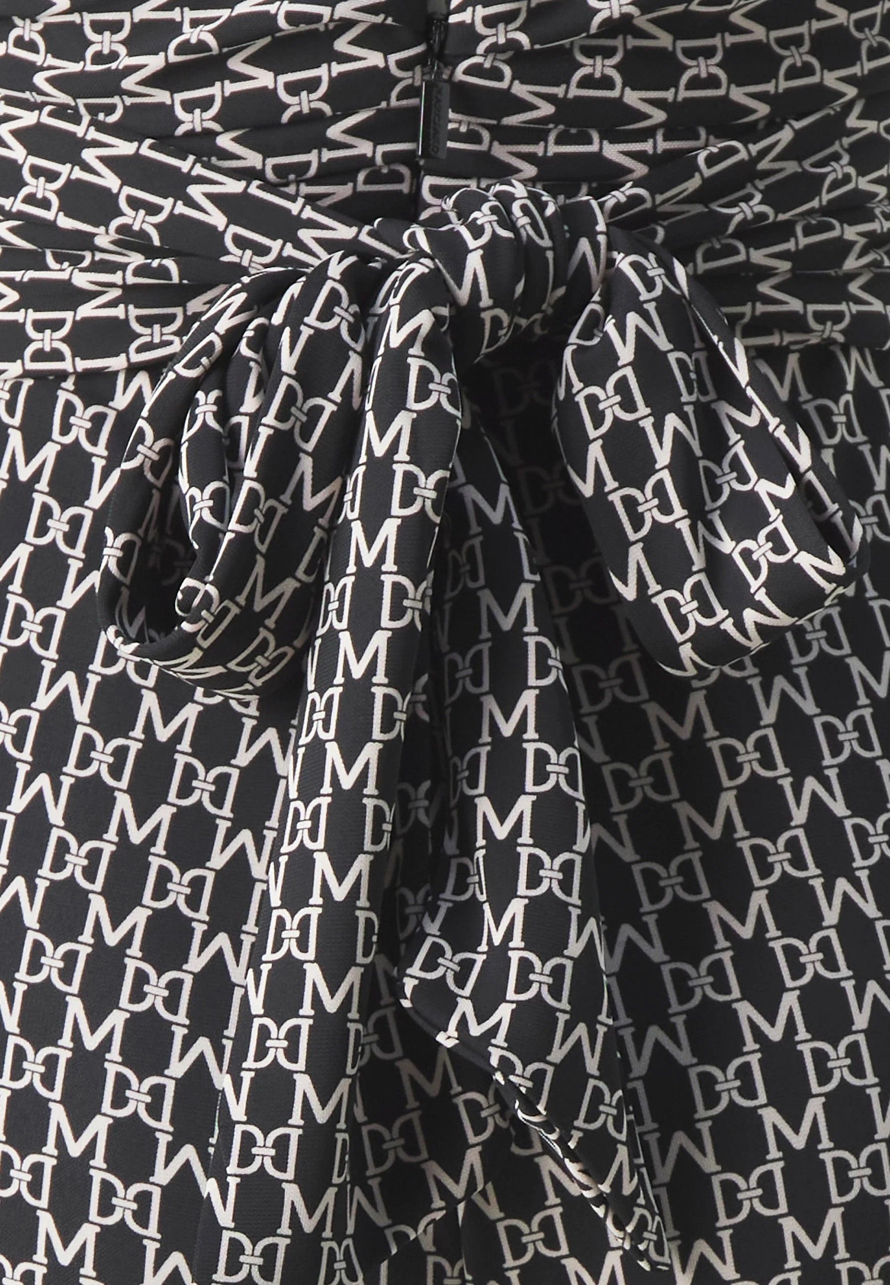 Marciano by Guess New Kiki – czarny kombinezon – zbliżenie detali