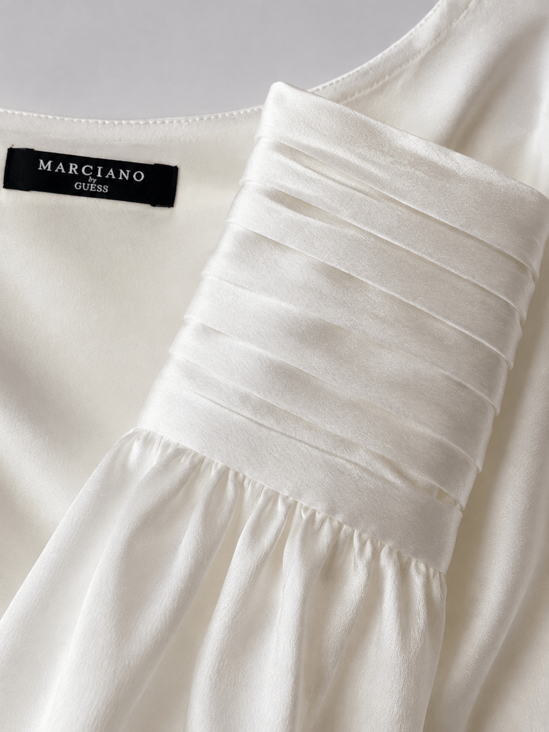 Marciano by Guess – kremowa satynowa bluzka z dekoltem wodą – zbliżenie detali