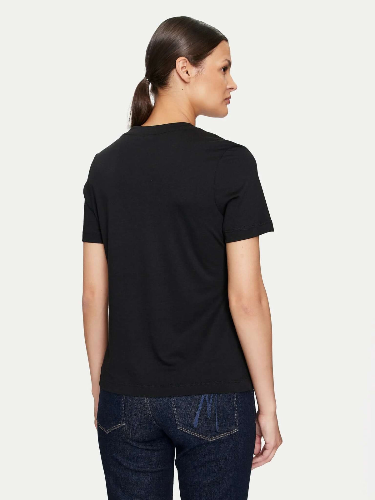 Marciano by Guess – czarny T-shirt z logo i złotym naszyjnikiem łańcuszkowym