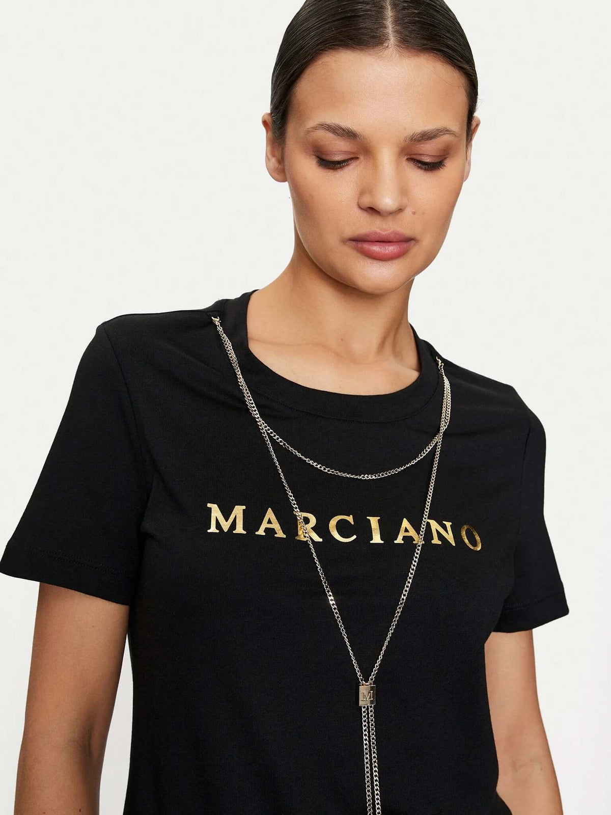 Marciano by Guess – czarny T-shirt z logo i złotym naszyjnikiem łańcuszkowym