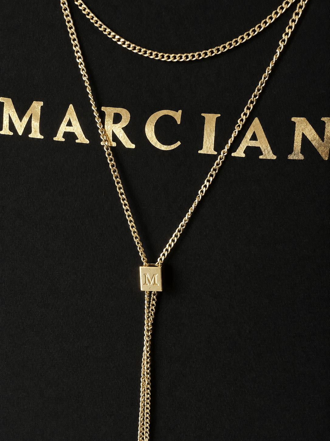 Marciano by Guess – czarny T-shirt z logo i złotym naszyjnikiem łańcuszkowym – zbliżenie detali